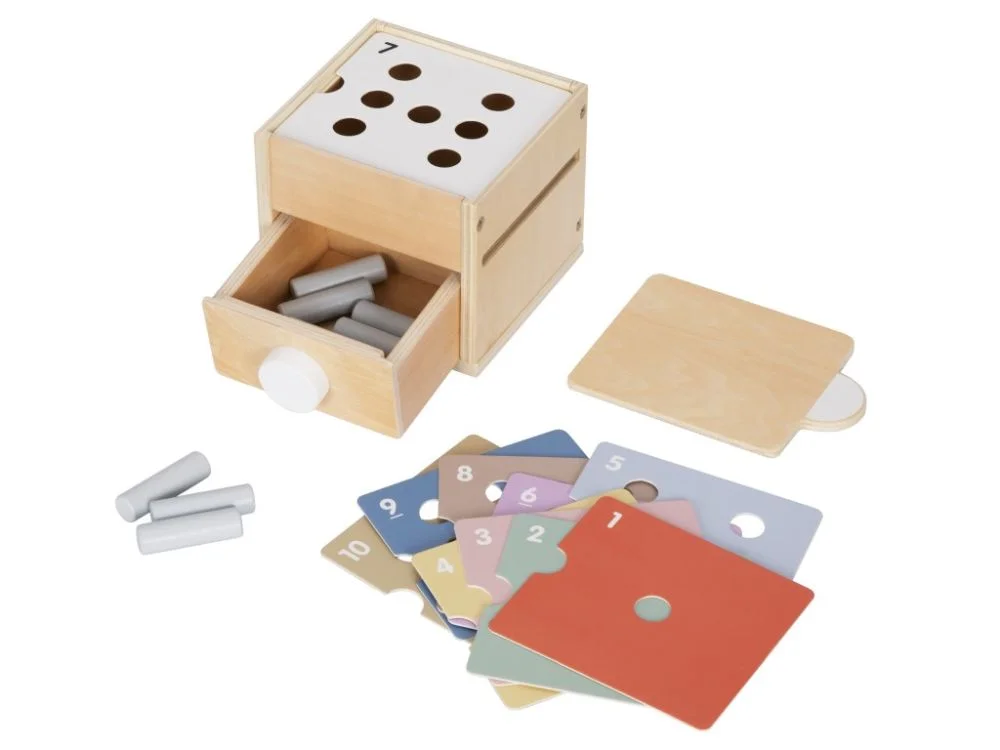 Montessori skaičiavimo dėžutė su skaičių kortelėmis, mediniais kaiščiais ir stalčiuku