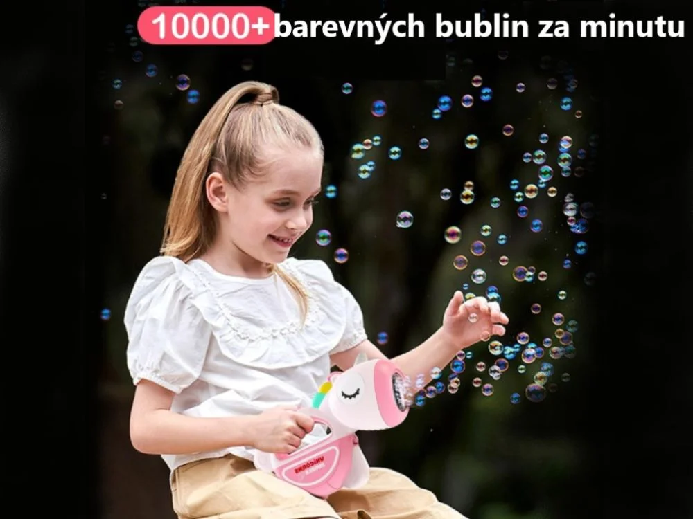 Mergaitė leidžia burbulus vienaragio burbulų aparatu