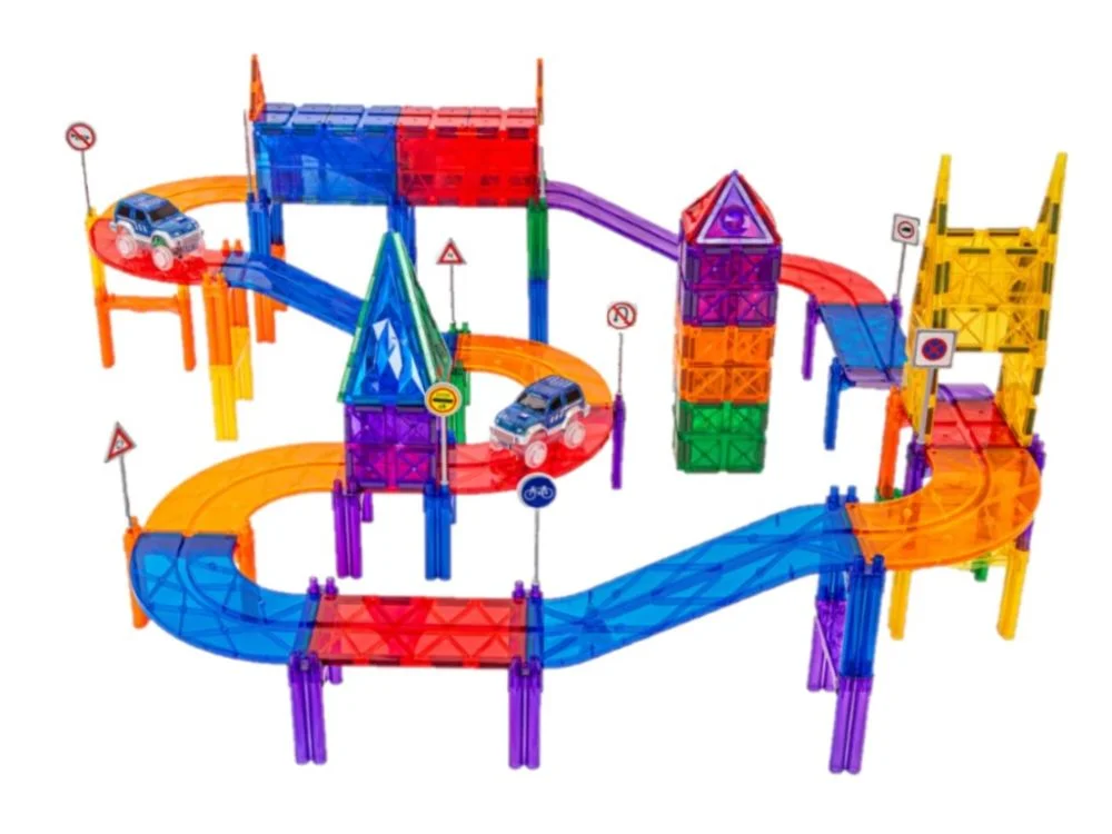 Didelė trasa su tiltais, pastatais ir kelio ženklais