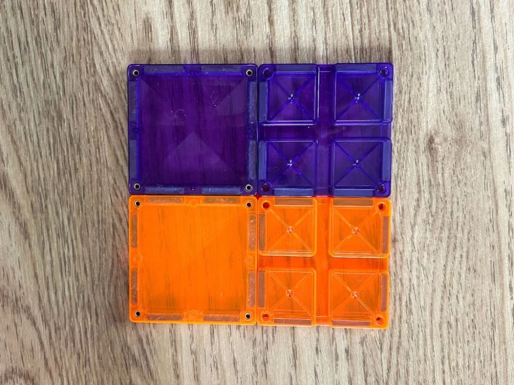 Violetiniai ir oranžiniai kvadratai, sudėti greta