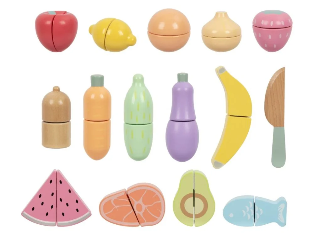 Mediniai vaisiai ir daržovės, perpjauti per pusę: obuolys, citrina, bananas, morka, baklažanas, arbūzas