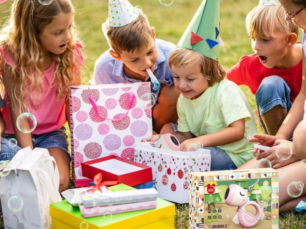 Vaikai per gimtadienį išpakuoja vienaragio burbulų aparatą