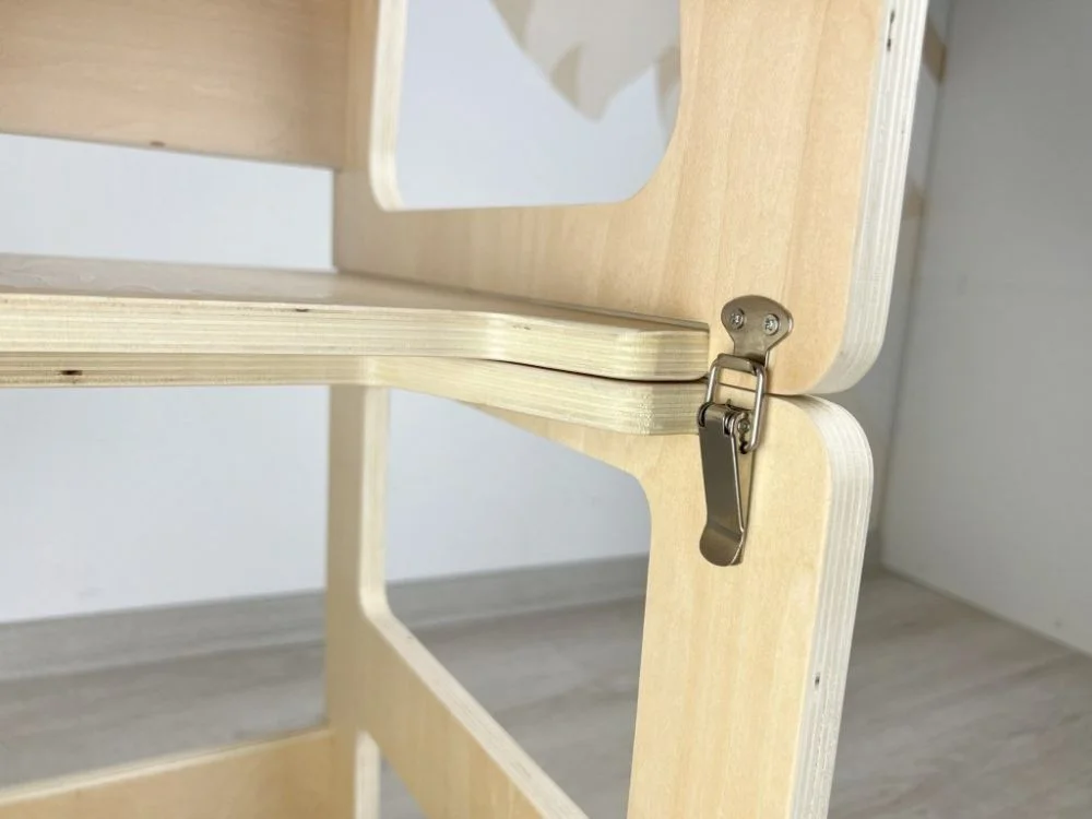 Fiksatorius, laikantis stalviršį, iš arti